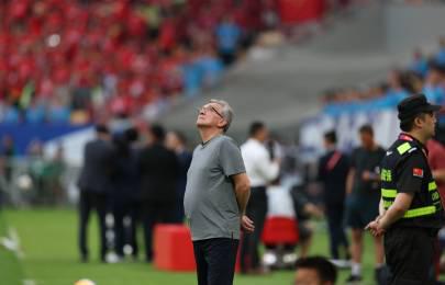 當伊萬退休消息傳來,我正翻著十年前國足比賽門票,那些泛黃的紙片像在說:名帥的終點站為何總是這裡?