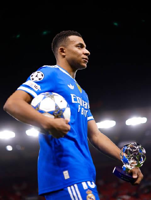 刷到姆巴佩欧冠大四喜的凌晨，我蹲在海外公寓里卡成PPT——原来海外华人的追剧痛，连足球直播都不放过