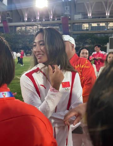 海外追全運會開幕式卡到懷疑人生？鄭欽文被圍觀合影的幕後，藏著多少遊子的遺憾