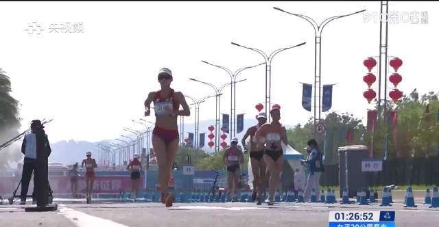 看到楊家玉衝線時膝蓋的繃帶，我突然懂了：那些年我們在海外卡頓的比賽直播，錯過了多少這樣的細節