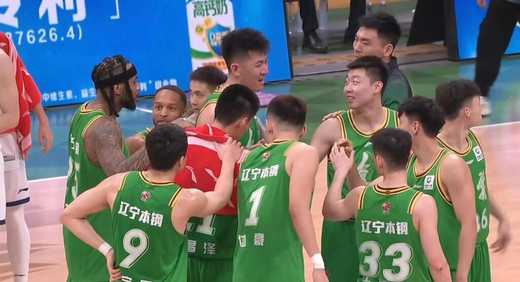 球迷熱情觀賽,營造主場氣氛